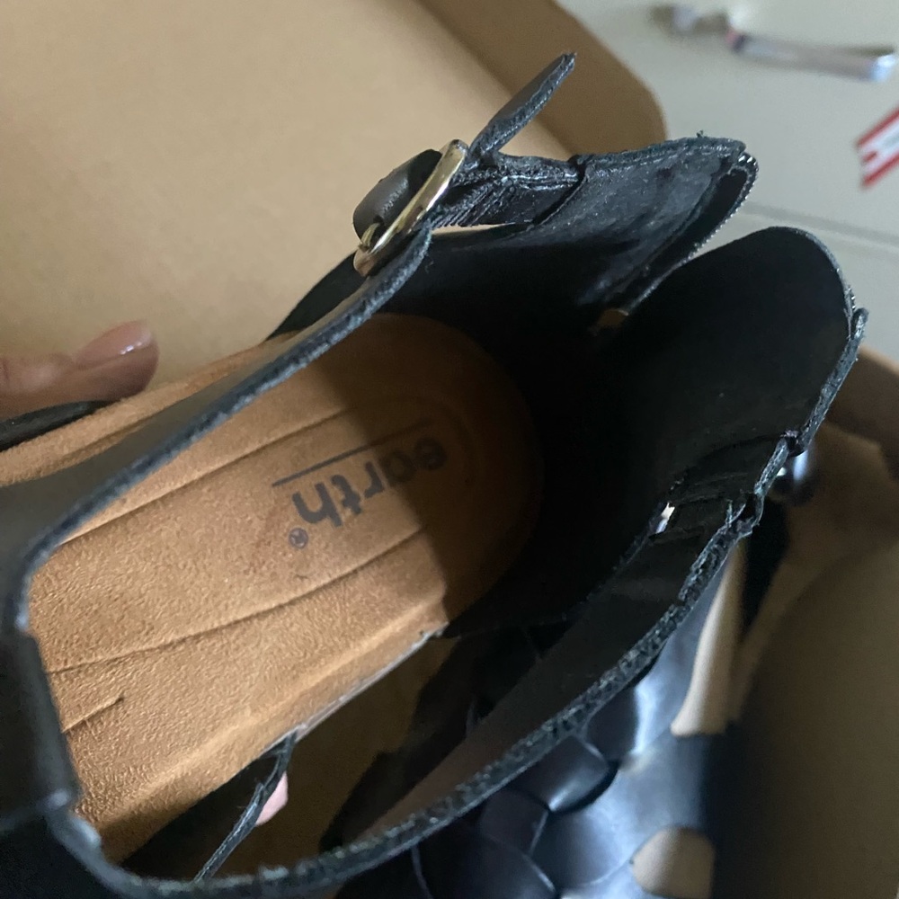 Earth Origins Black Leather T-Strap Sandals - Picture 5 of 6